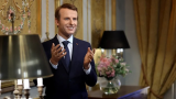 La statue de Macron du Musée Grévin à... l'ambassade russe à Paris