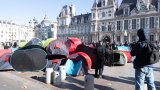 Paris : Evacuation de 200 migrants en sit-in devant l’Hôtel de ville